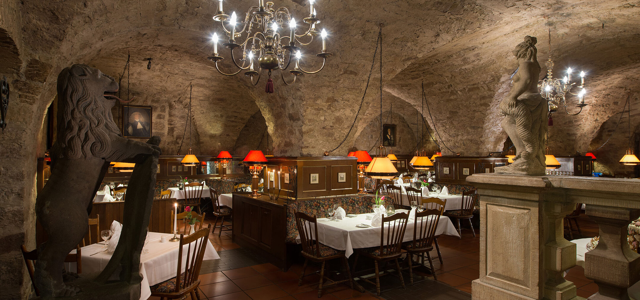 Historisches Restaurant im Maritim Hotel Fulda mit Gewölbedecke, Kerzenlicht und rustikalem Ambiente.