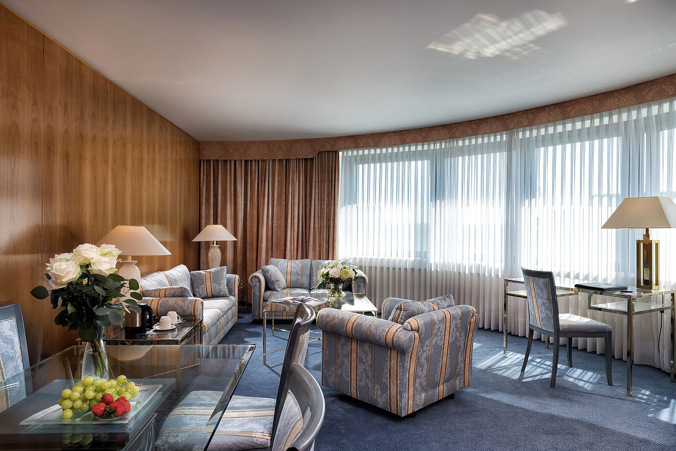 Elegante Master Suite im Maritim Hotel Hannover mit klassischem Design, stilvollen Sitzmöbeln und hellem Panoramafenster.