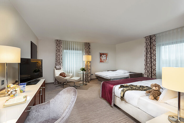 Comfort Familienzimmer im Maritim Hotel Bonn mit modernen Möbeln, Schlafsofa und stilvollem Dekor.