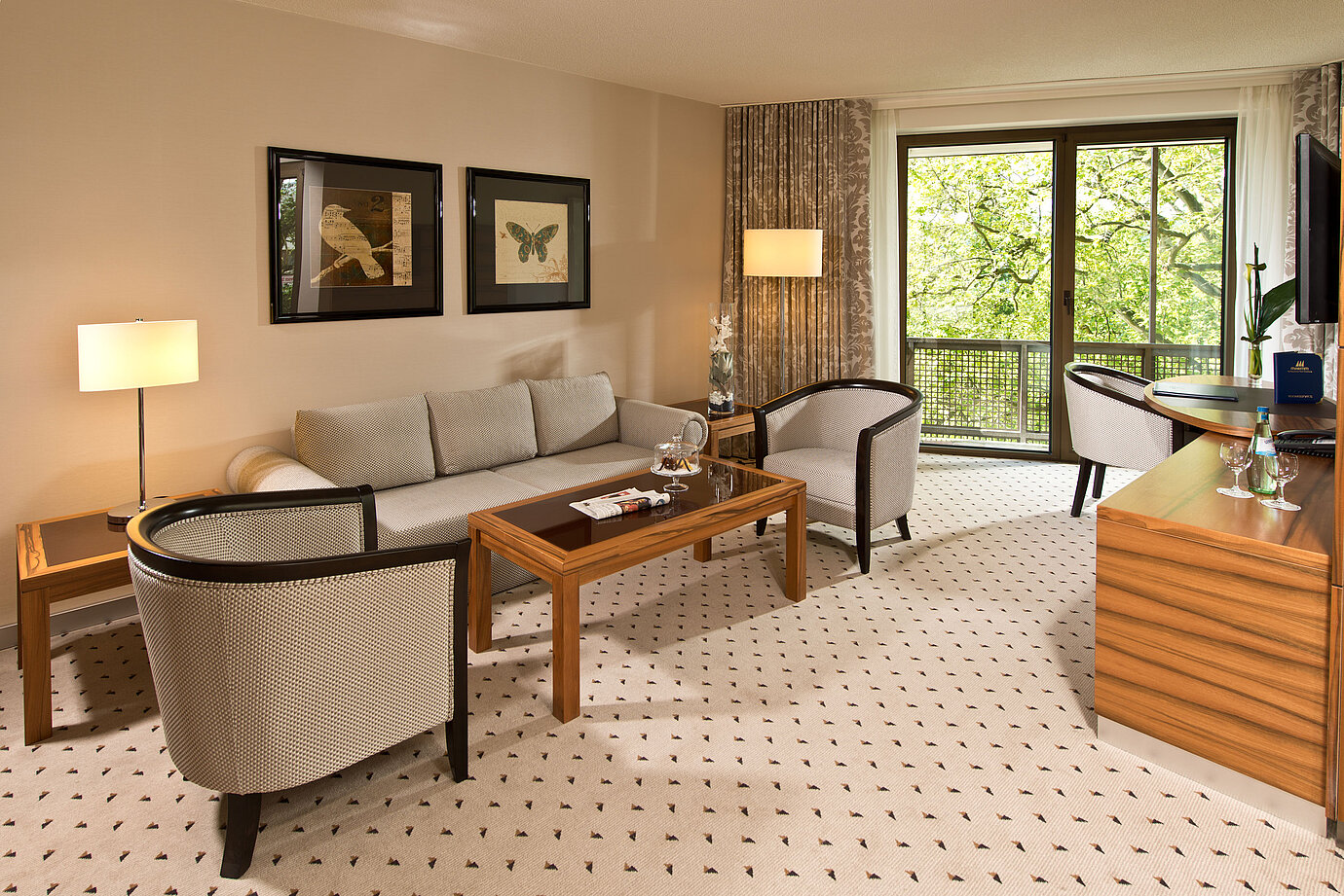 Gemütlicher Wohnbereich der Suite im Maritim Hotel Bad Homburg mit eleganter Sitzecke und Balkon.
