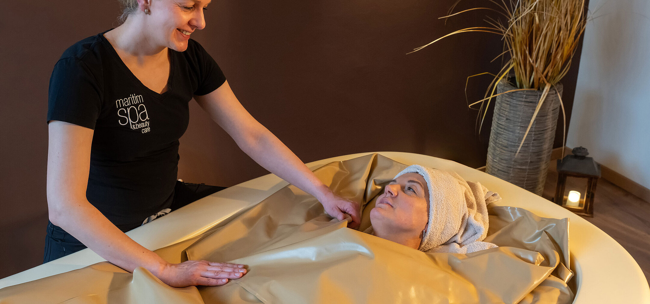 Gast erhält entspannende Wellnessbehandlung im Spa-Bereich eines Maritim Hotels.