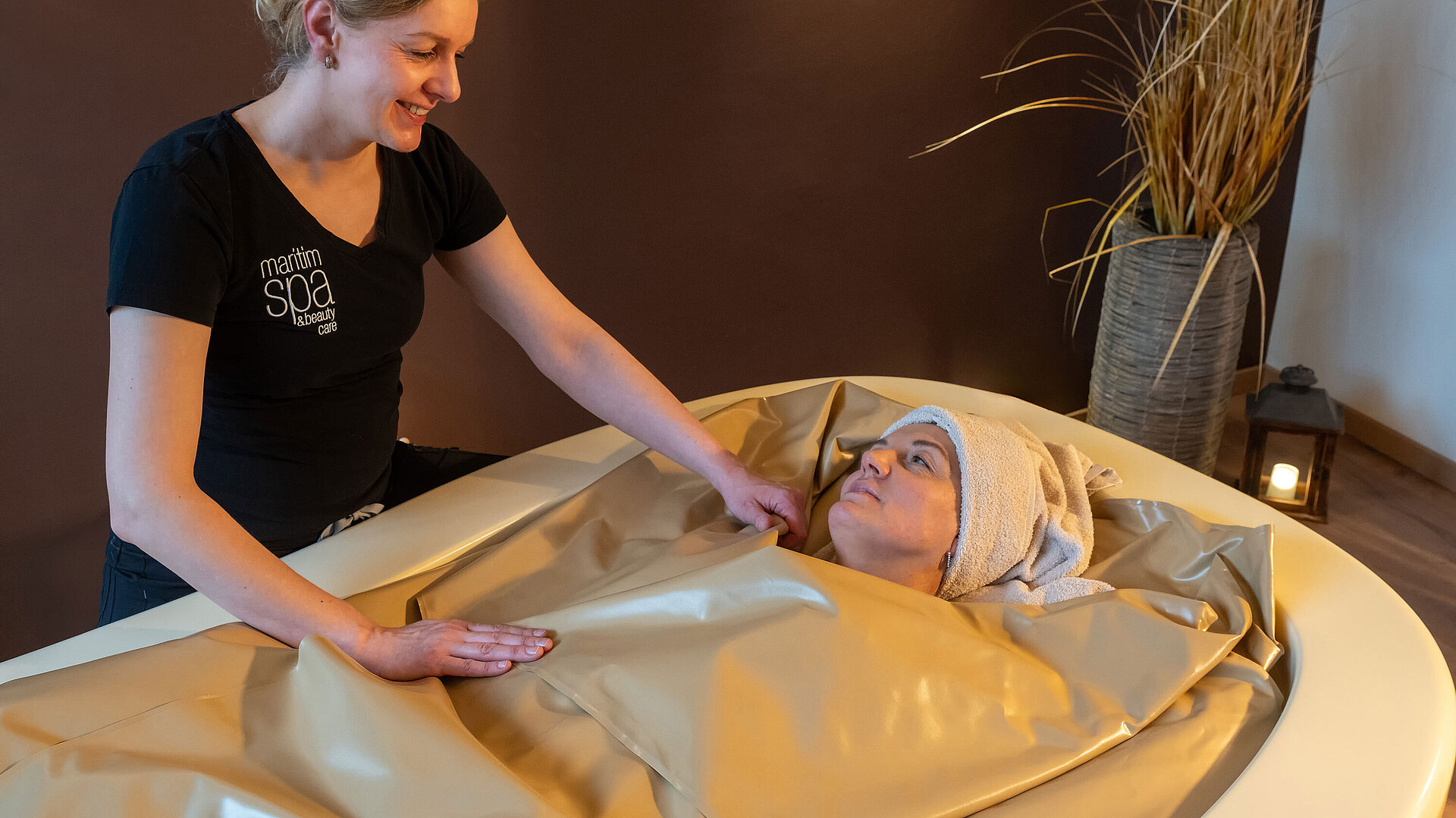 Wellnessbehandlung Gast erhält entspannende Wellnessbehandlung im Spa-Bereich eines Maritim Hotels.