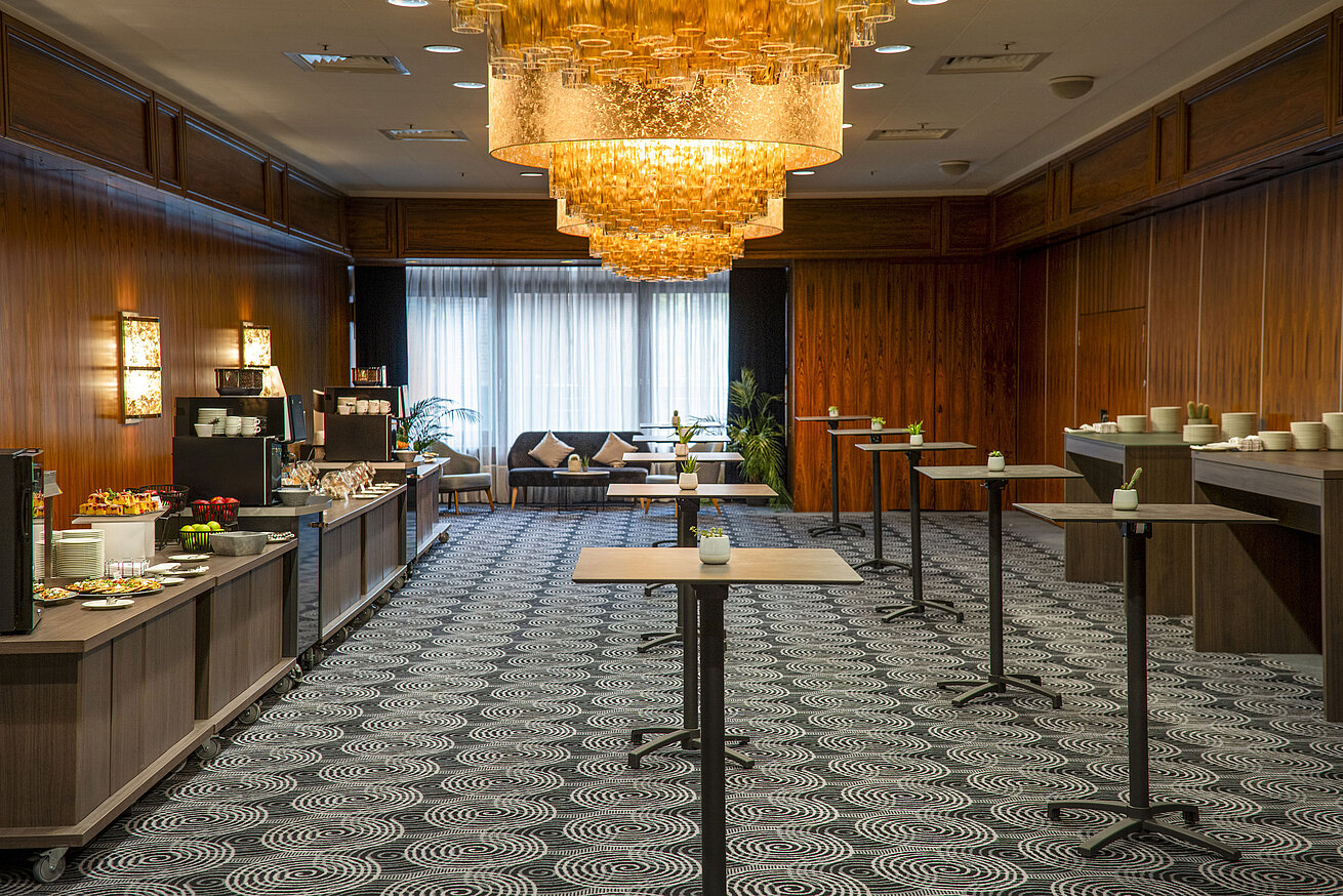 Eleganter Konferenzraum im Maritim Hotel Darmstadt mit stilvoller Kaffeepause, modernem Design und natürlichem Licht.