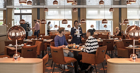 Modernes Restaurant im Maritim Hotel Ingolstadt mit freundlichem Service und stilvollem Ambiente.