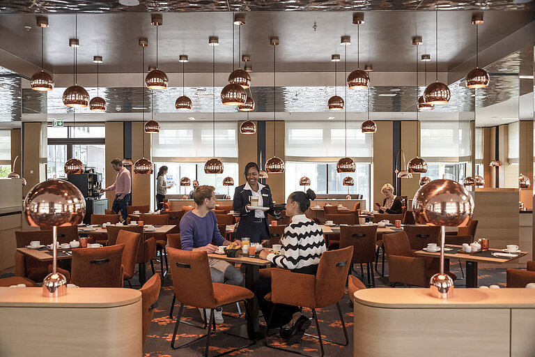 Modernes Restaurant im Maritim Hotel Ingolstadt mit freundlichem Service und stilvollem Ambiente.