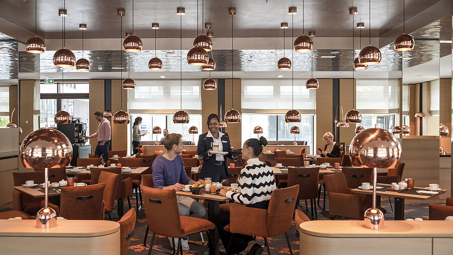 Modernes Restaurant im Maritim Hotel Ingolstadt mit freundlichem Service und stilvollem Ambiente.