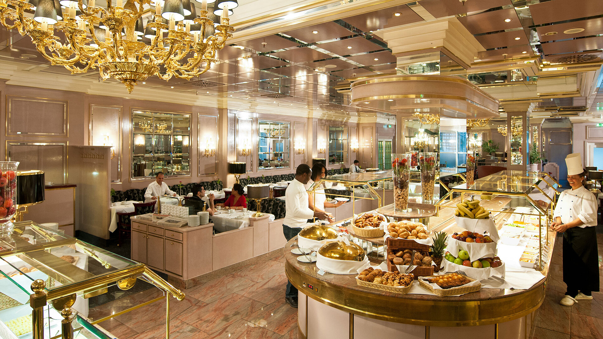 Großes Frühstücksbuffet mit frischen Speisen im eleganten Restaurant des Maritim Hotel München