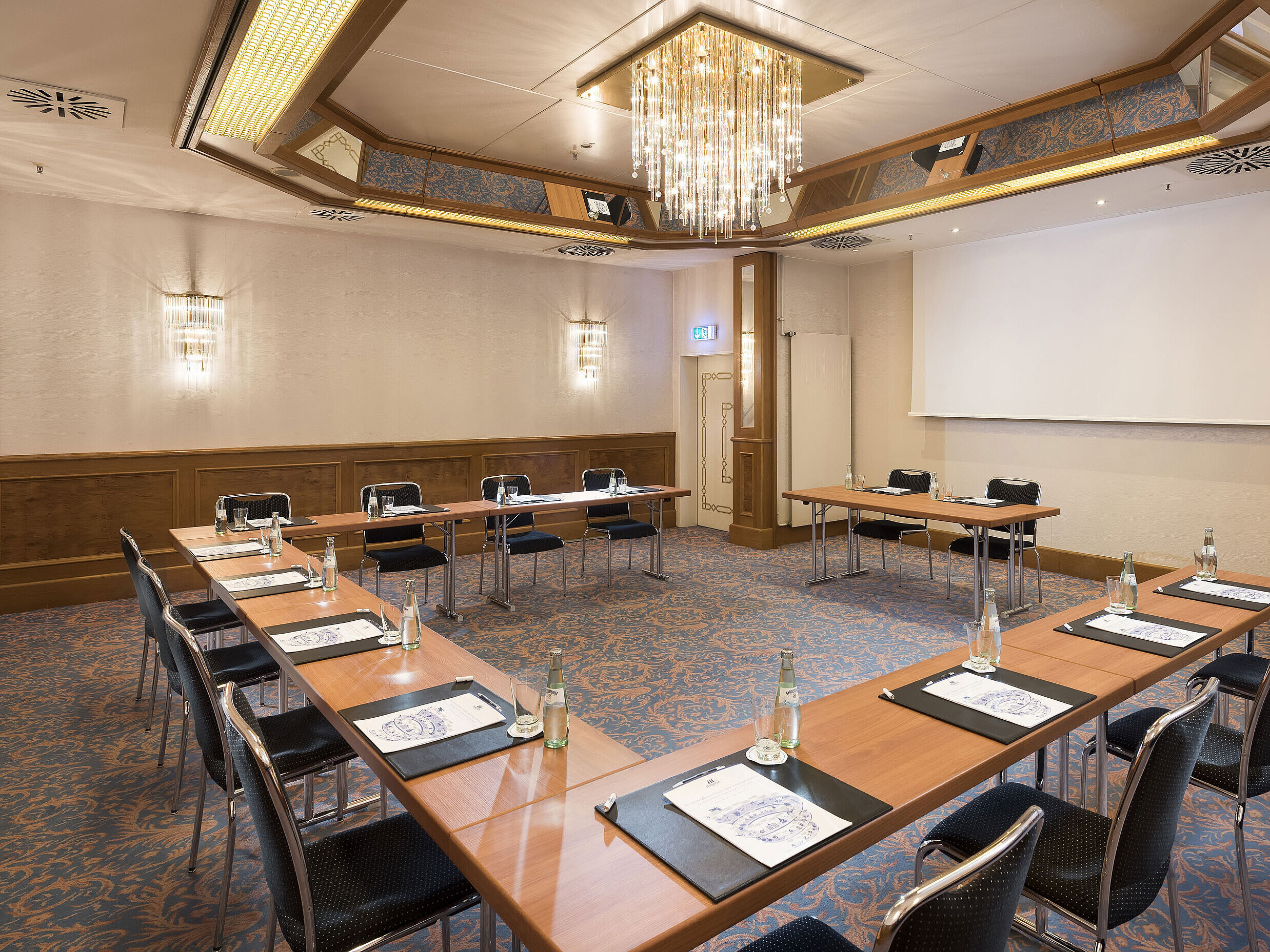 Heller Tagungsraum mit U-Bestuhlung und Kristallleuchter im Maritim Hotel München