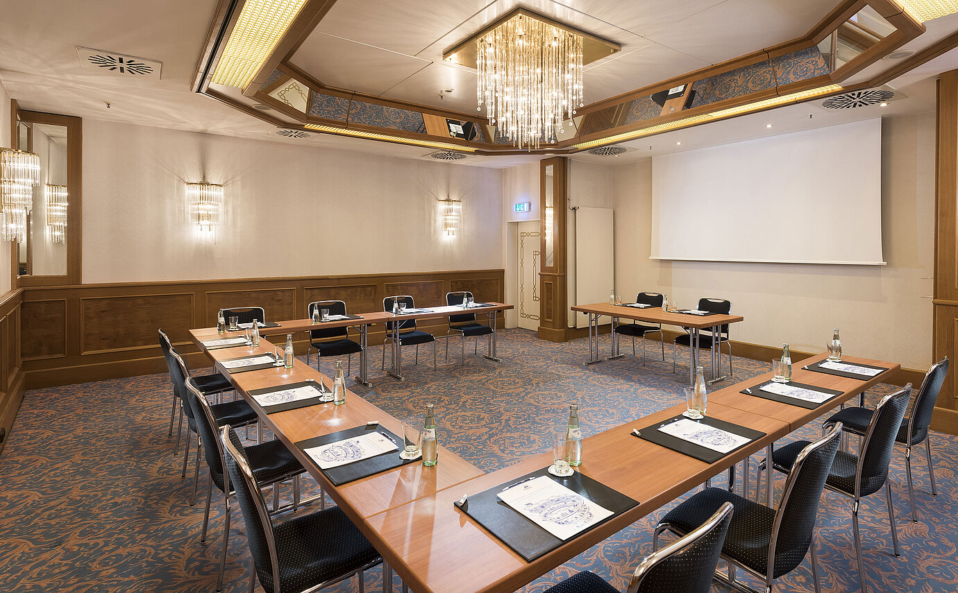 Heller Tagungsraum mit U-Bestuhlung und Kristallleuchter im Maritim Hotel München