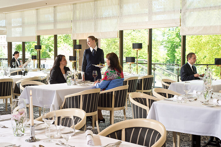 Helles Restaurant mit Blick ins Grüne im Maritim Hotel Bad Homburg.