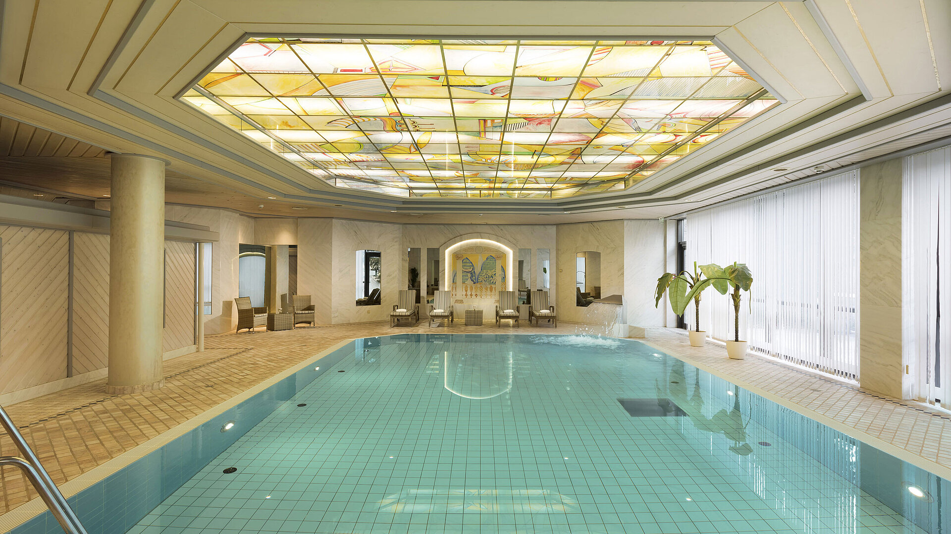 Schwimmbad Innenpool mit Oberlicht und Liegestühlen im Wellnessbereich des Maritim Hotel Ulm
