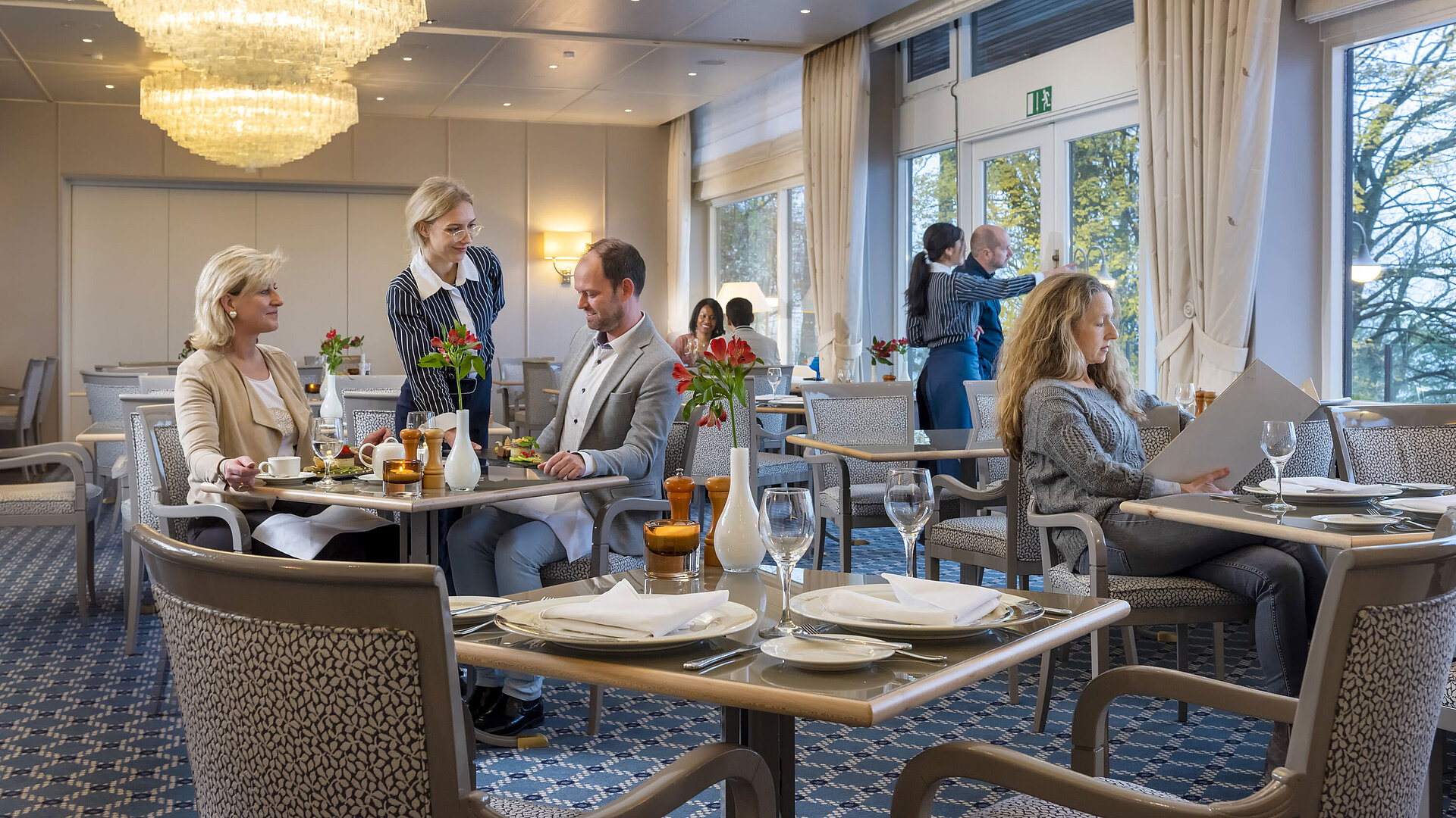 Das Restaurant Bellevue im Maritim Hotel Kiel mit eleganter Einrichtung, freundlichem Service und entspannten Gästen.