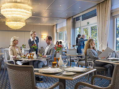 Das Restaurant Bellevue im Maritim Hotel Kiel mit eleganter Einrichtung, freundlichem Service und entspannten Gästen.