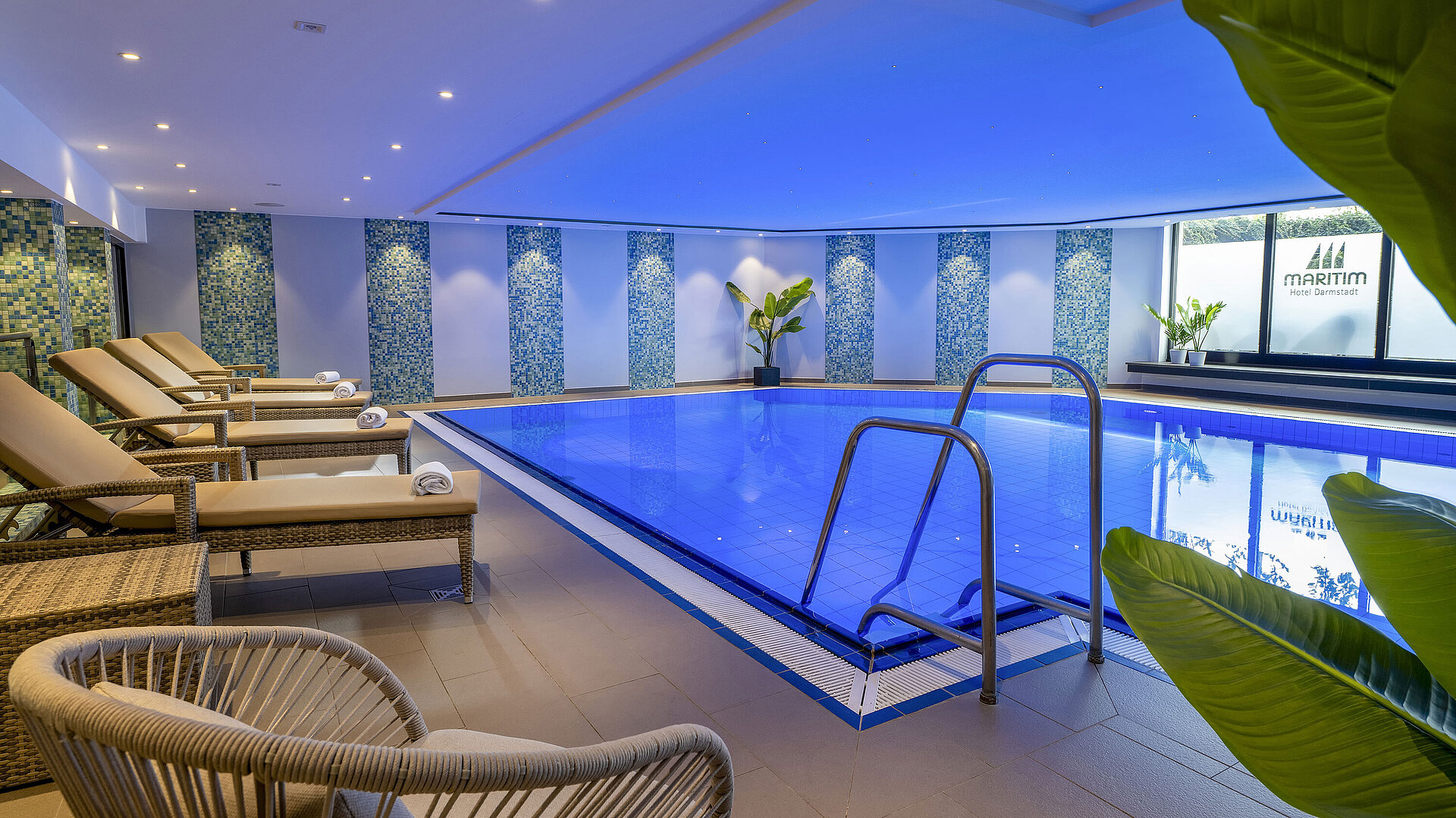 Innenpool im Maritim Hotel Darmstadt mit bequemen Liegen am Beckenrand lädt zur Entspannung und zum Schwimmen ein