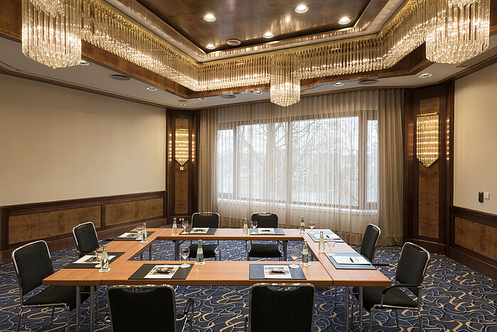 Kleiner Konferenzraum mit U-Bestuhlung, Tageslicht und Kronleuchtern im Maritim Hotel Ulm.