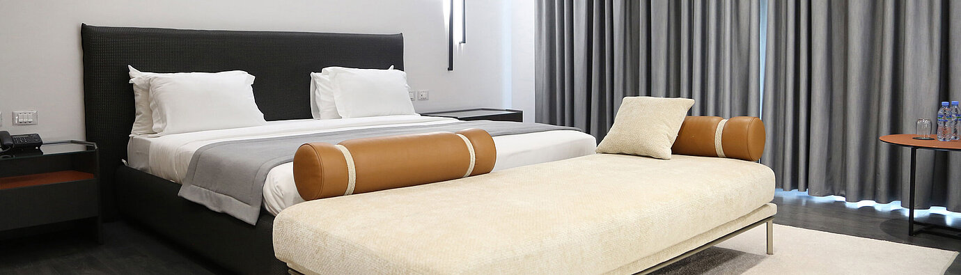 Helles Doppelzimmer im Maritim Resort Marina Bay mit moderner Einrichtung und großem Sofa