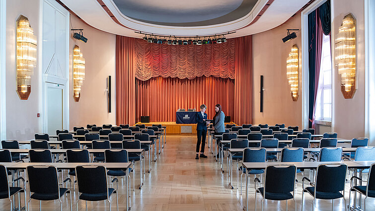 Saal Waldeck im Maritim Hotel Bad Wildungen mit Bühne, Reihenbestuhlung und hellem, elegantem Ambiente.