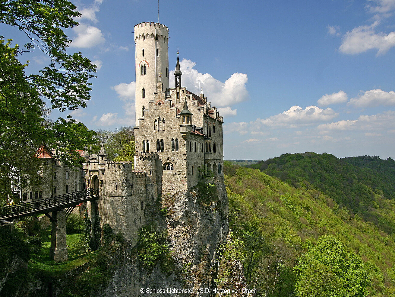 Schloss Lichtenstein Schloss Lichtenstein auf einem Felsen über dem Echaztal, umgeben von Wäldern der Schwäbischen Alb.