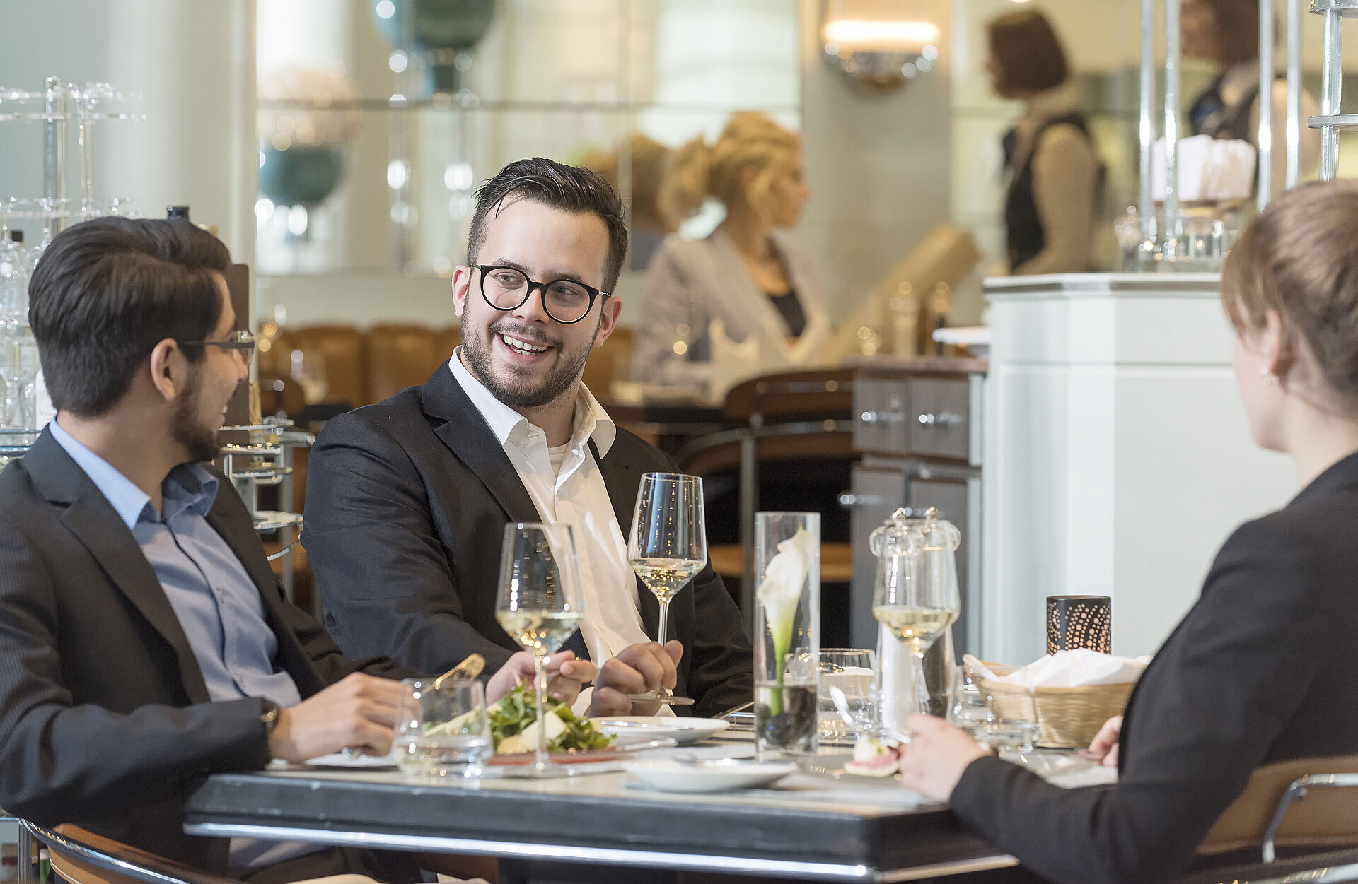 Restaurant "Classico" Gäste genießen ein stilvolles Abendessen mit Wein im Maritim Hotel Frankfurt.