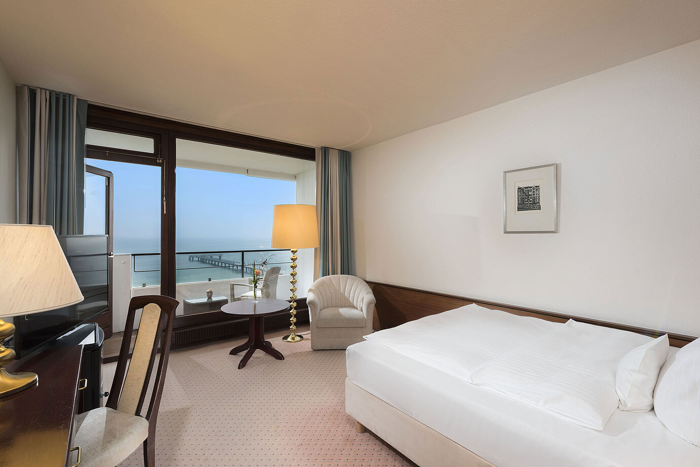 Superior Einzelzimmer im Maritim Seehotel Timmendorfer Strand mit Meerblick, Balkon und gemütlicher Sitzecke.
