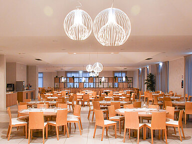 Geräumiger Speisesaal im Maritim Resort Calabria mit eleganten Lampen und vielen Sitzplätzen