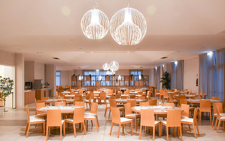 Geräumiger Speisesaal im Maritim Resort Calabria mit eleganten Lampen und vielen Sitzplätzen