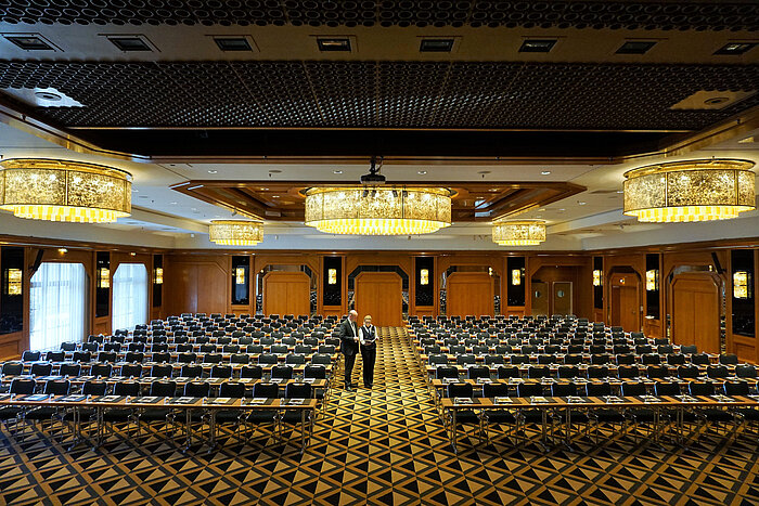 Eleganter Konferenzsaal im Maritim Hotel Königswinter mit moderner Bestuhlung und beeindruckenden Kronleuchtern.