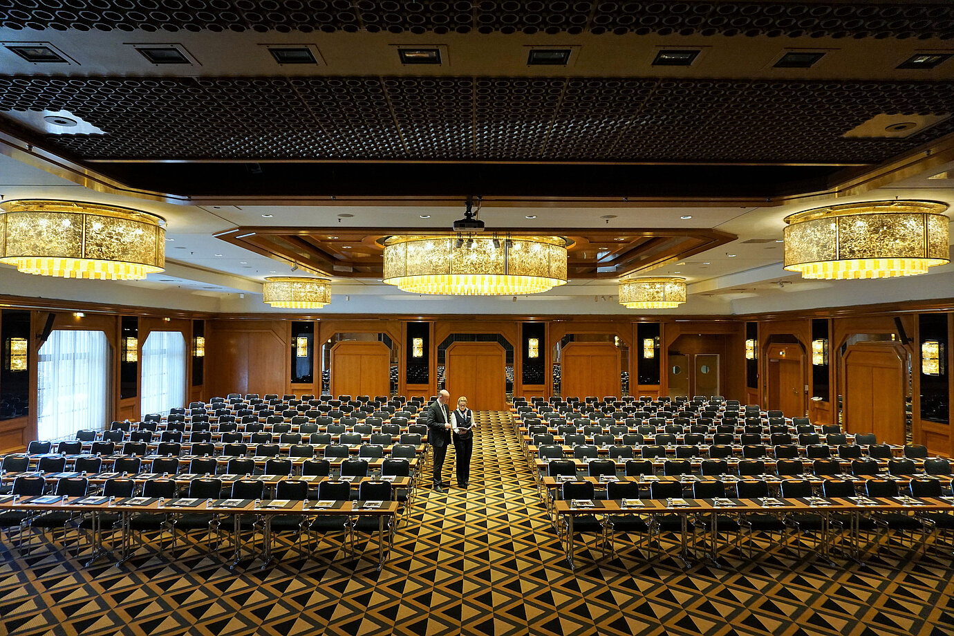 Eleganter Konferenzsaal im Maritim Hotel Königswinter mit moderner Bestuhlung und beeindruckenden Kronleuchtern.