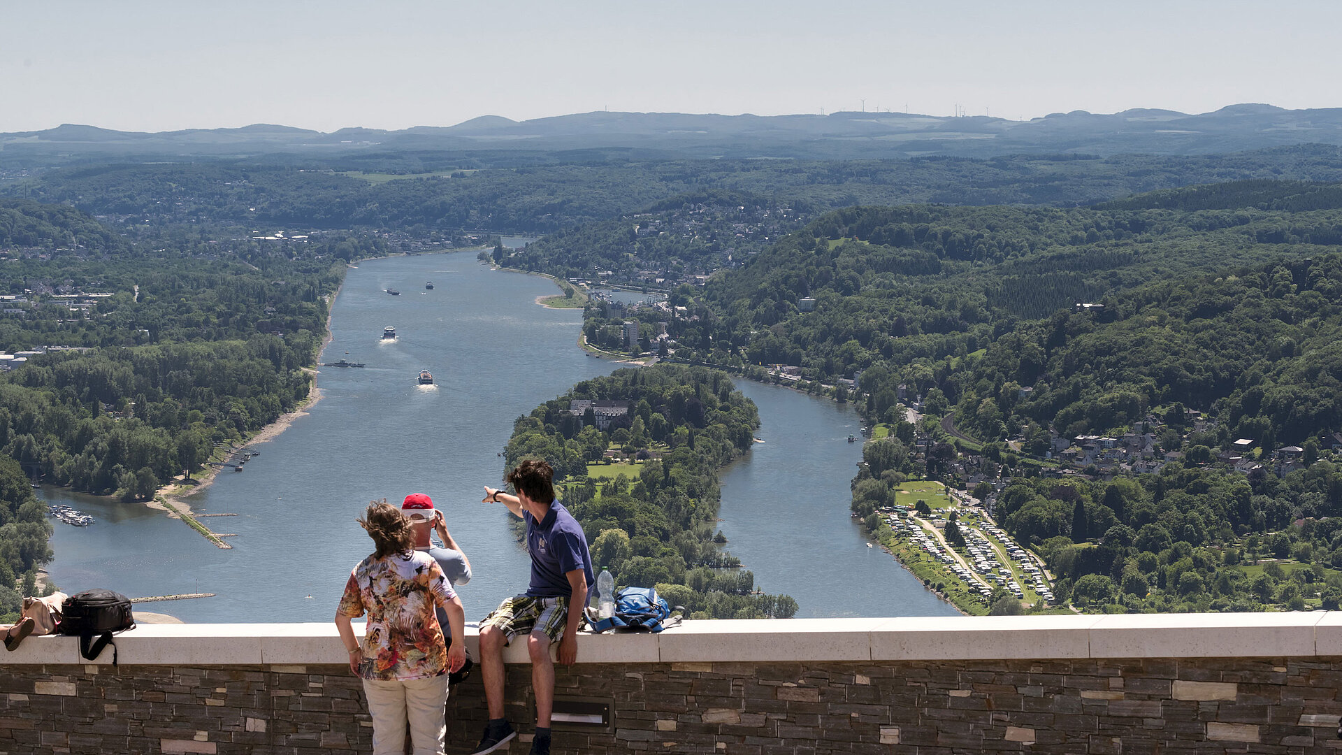 Blick ins Rheintal Besucher genießen den atemberaubenden Blick vom Drachenfels auf den Rhein und die umliegenden Wälder.