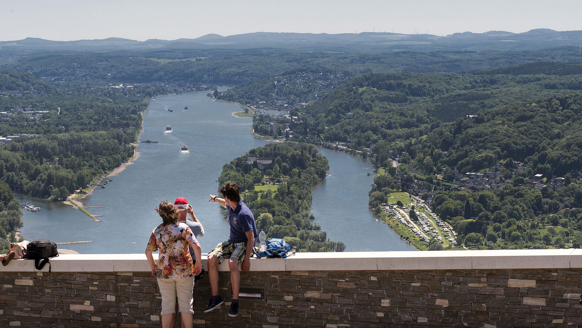 Blick ins Rheintal Besucher genießen den atemberaubenden Blick vom Drachenfels auf den Rhein und die umliegenden Wälder.