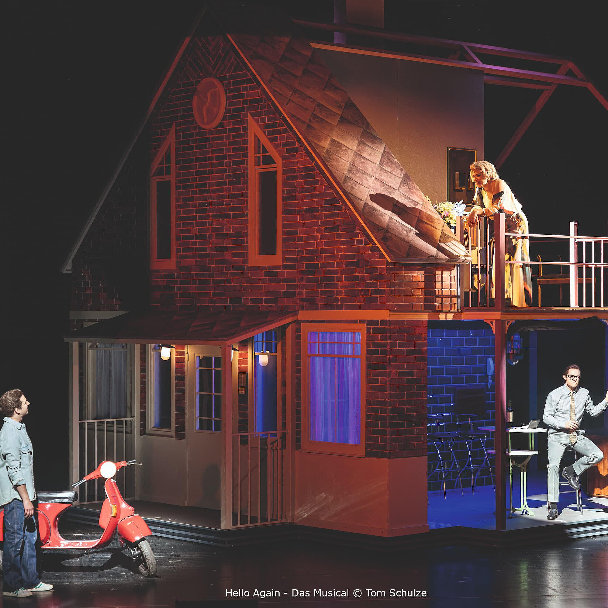 Hello Again © Tom Schulze Bühnenbild des Musicals "Hello Again" mit drei Darstellern