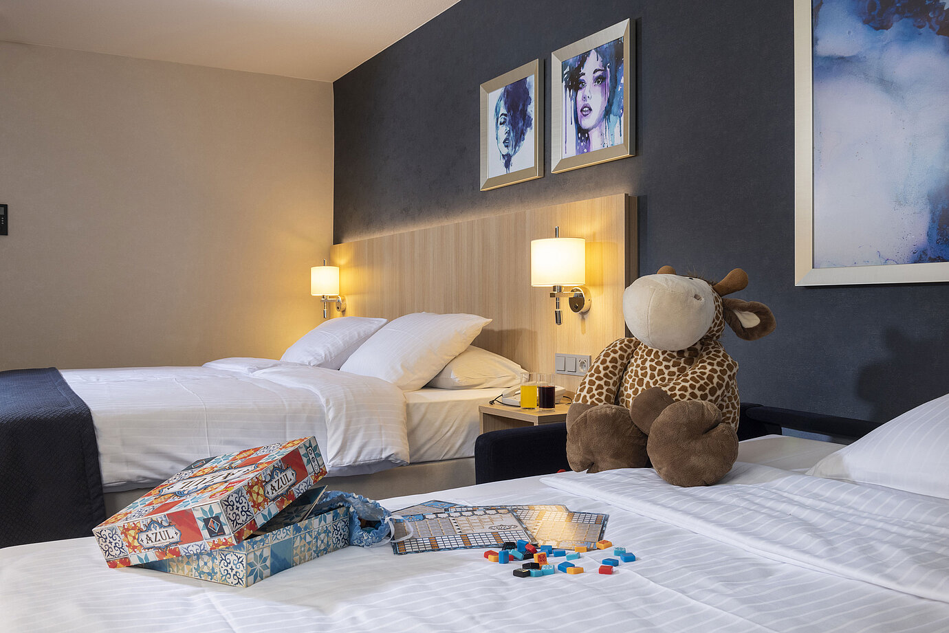 Comfort Familienzimmer im Maritim Hotel Würzburg mit Kuscheltier und farbenfrohem Brettspiel