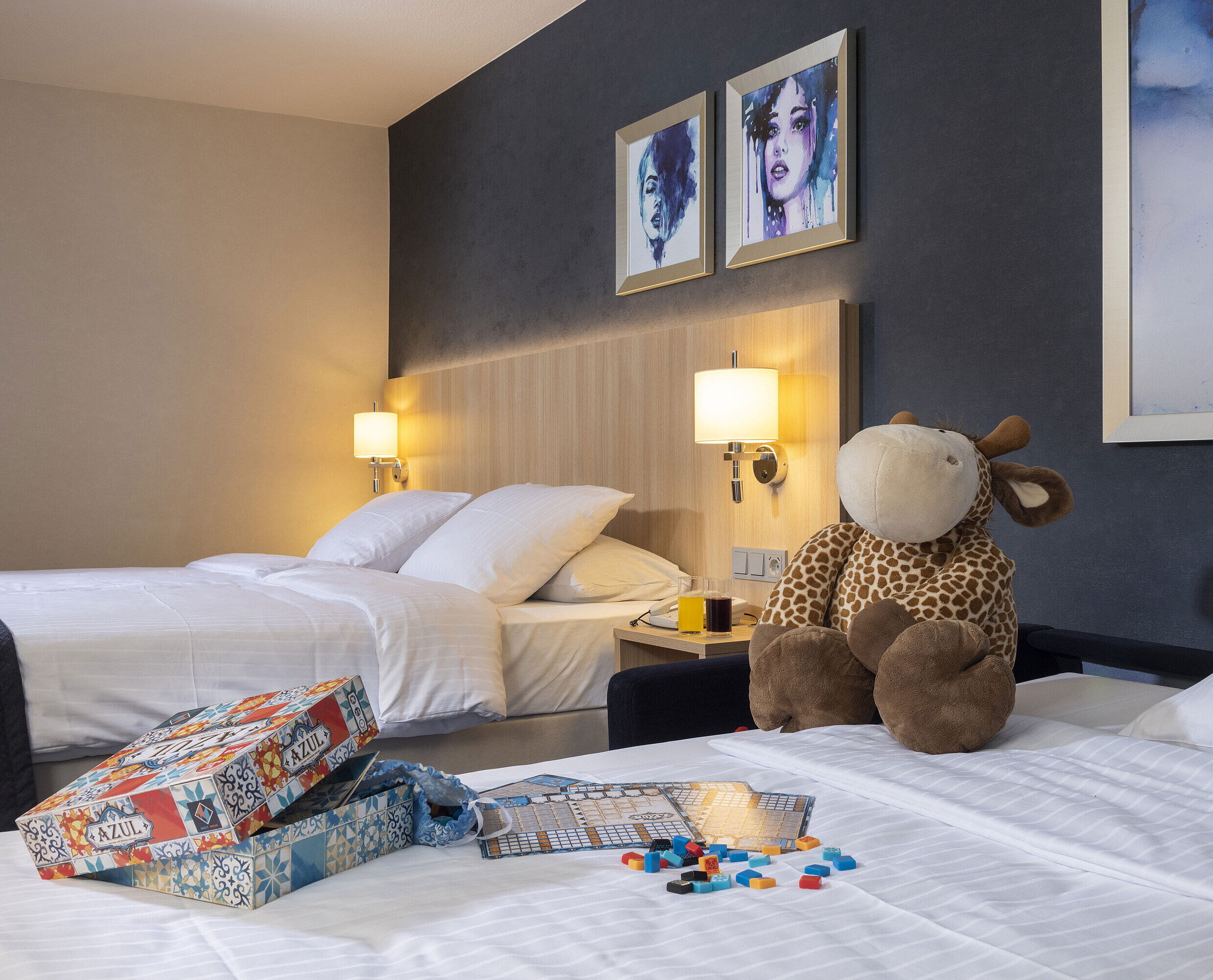 Comfort Zimmer Comfort Familienzimmer im Maritim Hotel Würzburg mit Kuscheltier und farbenfrohem Brettspiel