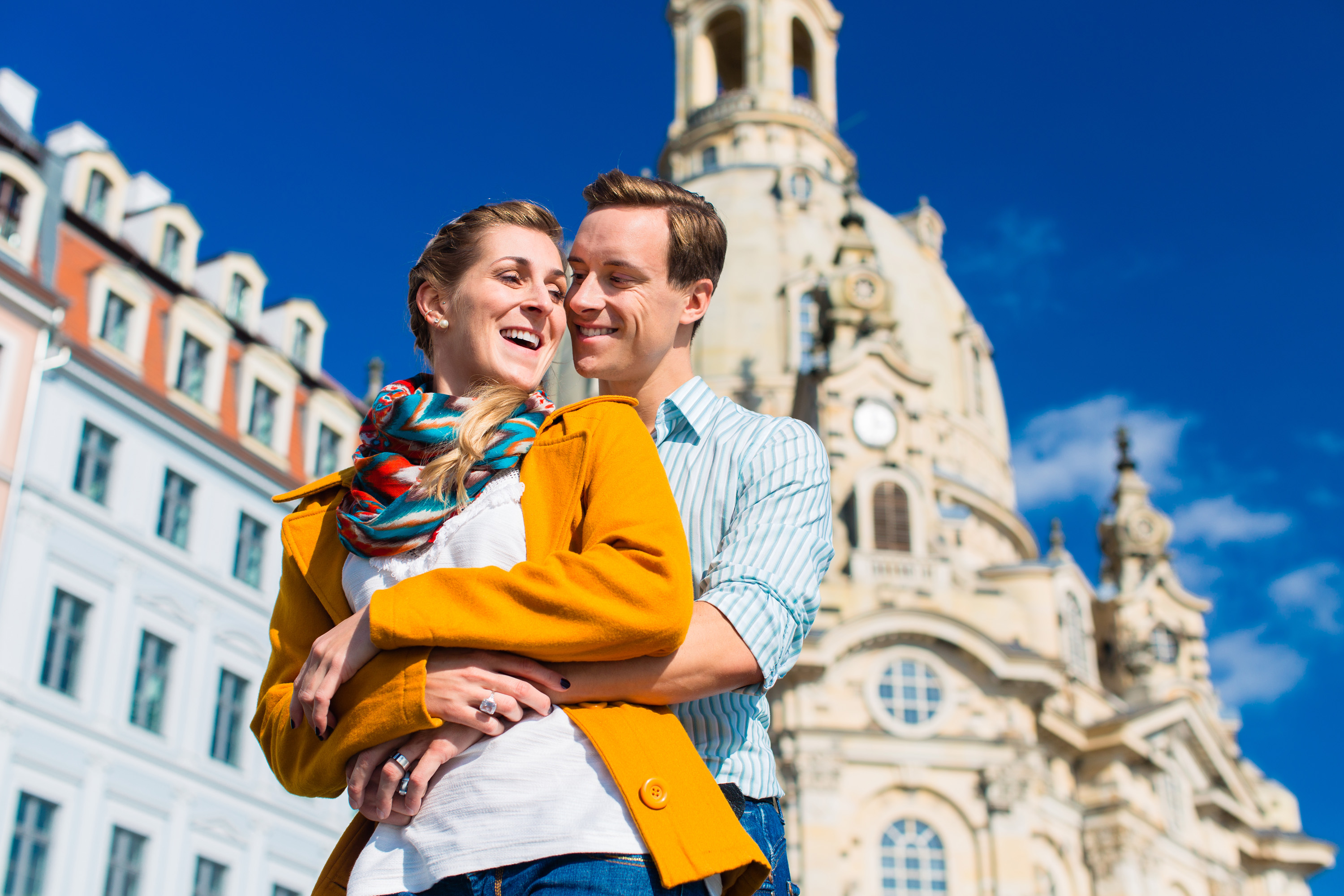 © Kzenon - AdobeStock.com Glückliches Paar in Dresden vor der Frauenkirche, blauer Himmel und sonniges Wetter