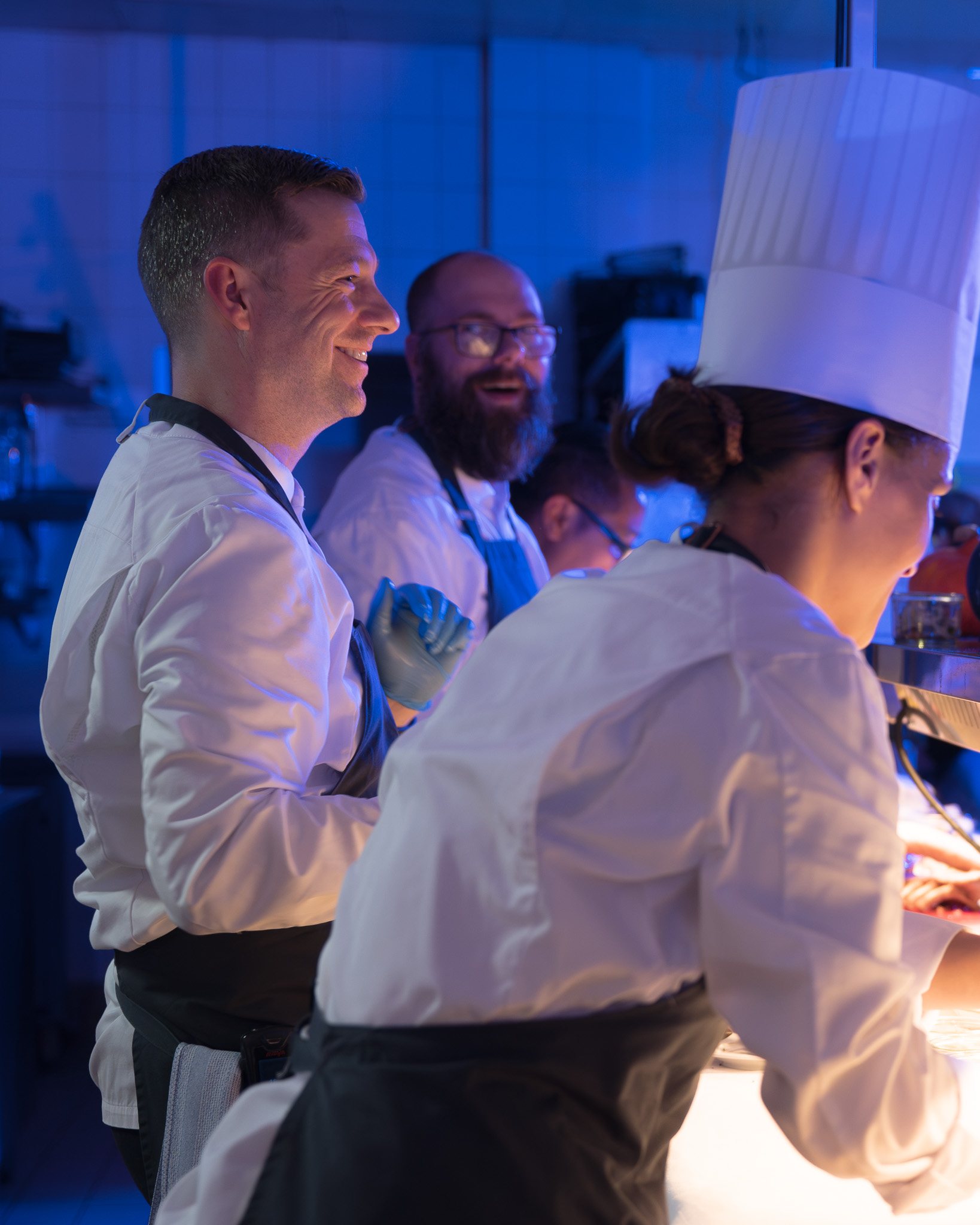 Gäste und Küchenteam bei einer Küchenparty im Maritim Hotel Berlin mit Live-Cooking und kulinarischen Spezialitäten.