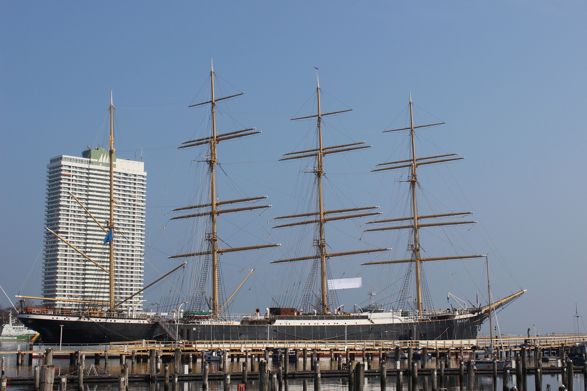 Maritim Hotel und Viermastbark "Passat" Maritim Hotel und Viermastbark "Passat"