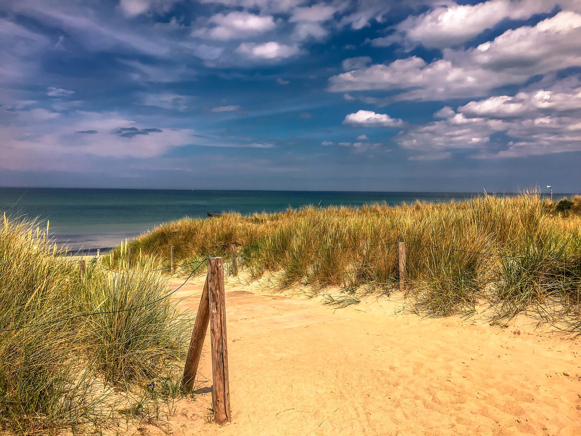 Ein Blick über die Düne an den Strand ostseestraende-duene