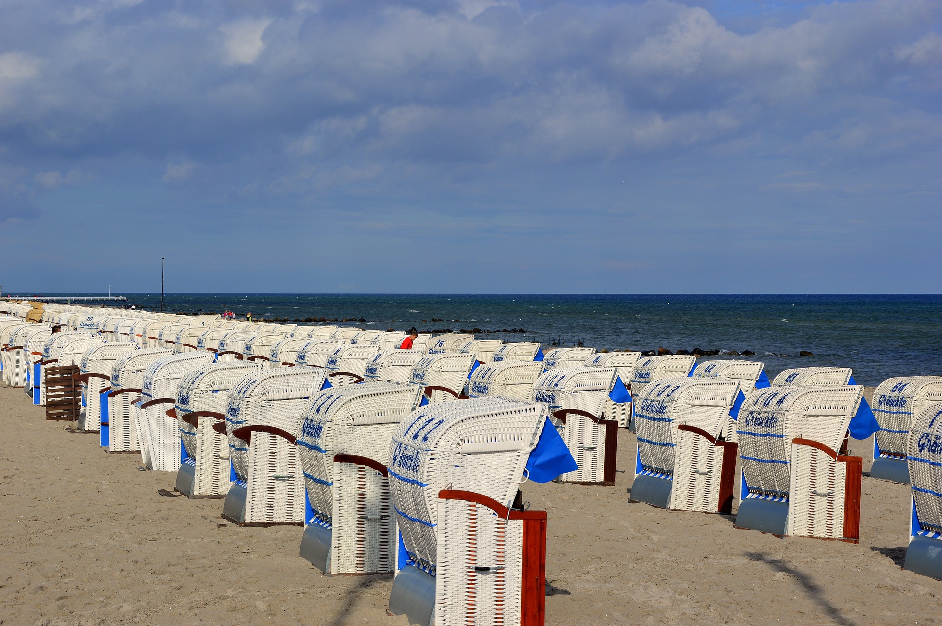 Die berühmten Ostsee Strandkörbe warten auf dich ostseestraende-strandkoerbe