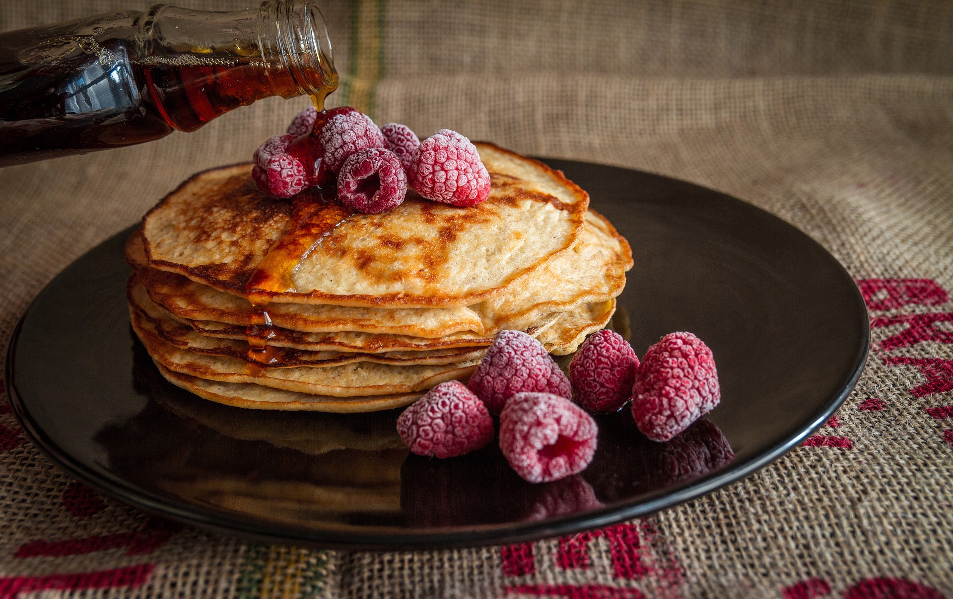 Ein amerikanischer Klassiker: Pancakes mit Sirup fruehstueck-fuer-gaeste-pancakes-mit-sirup