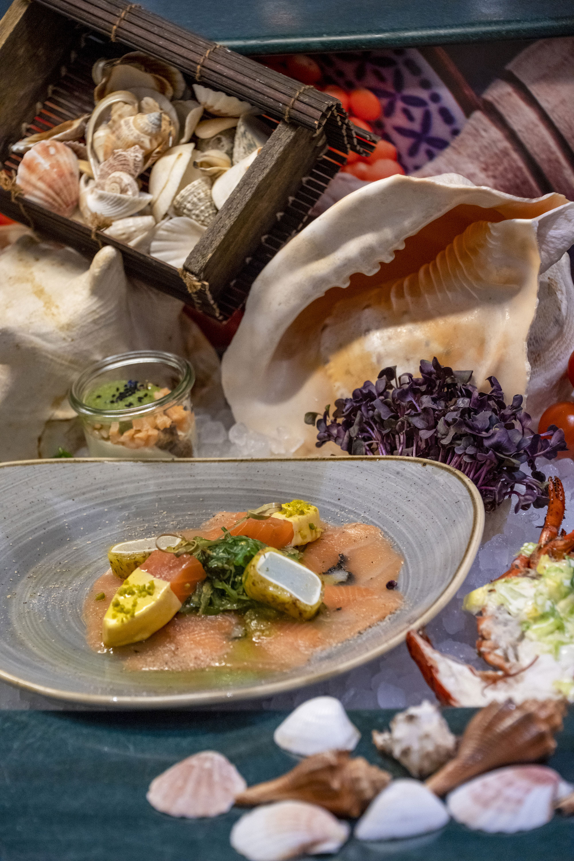 Elegantes Meeresfrüchte-Buffet im Maritim proArte Hotel Berlin, mit Muscheln und frischen Zutaten dekoriert.