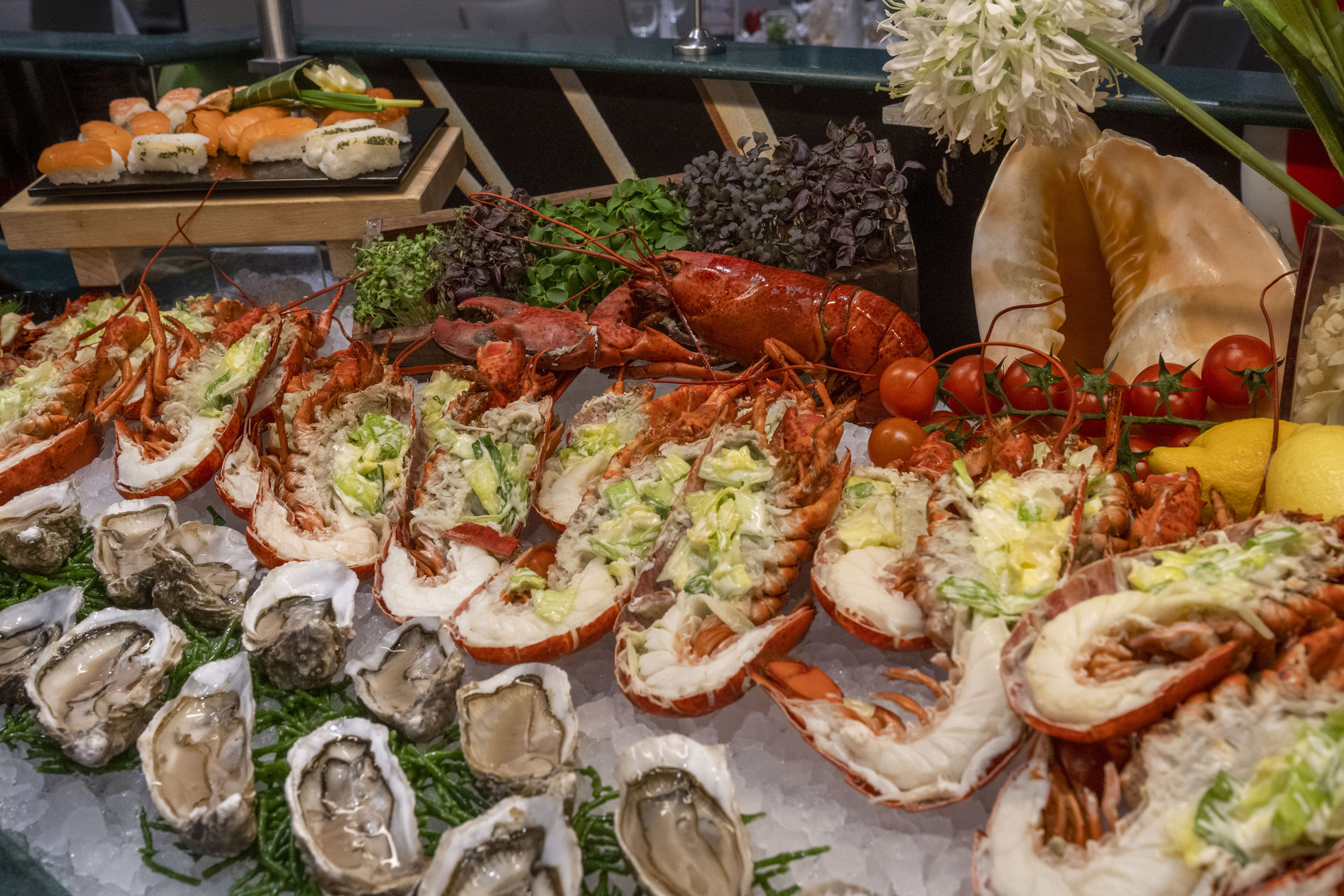Exklusives Hummerbuffet mit frischem Hummer, Austern und Sushi im Maritim proArte Hotel Berlin.