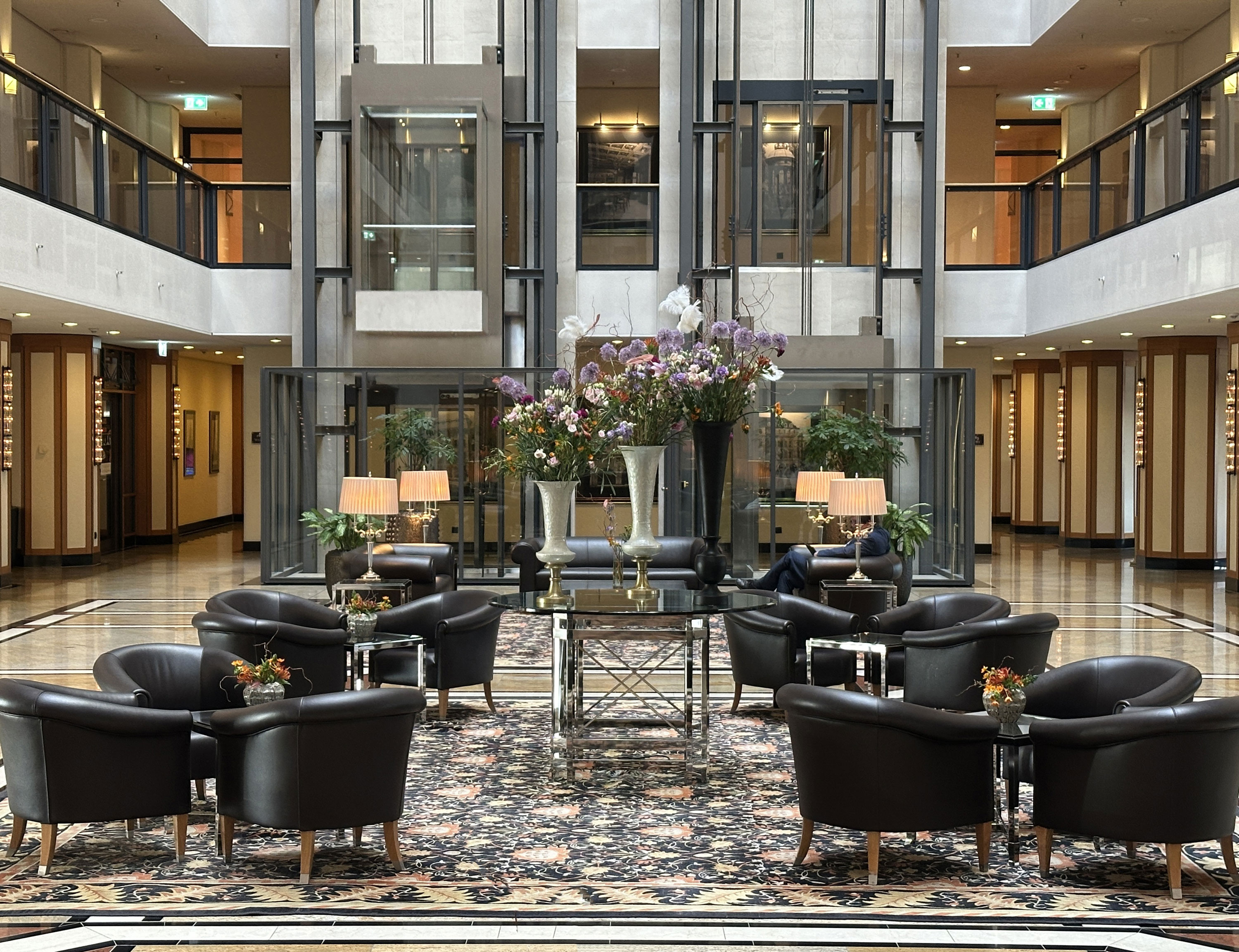 Lobby Großzügige Lobby im Maritim Hotel Dresden mit Sitzbereichen, Galerie und stilvoller Innenarchitektur.