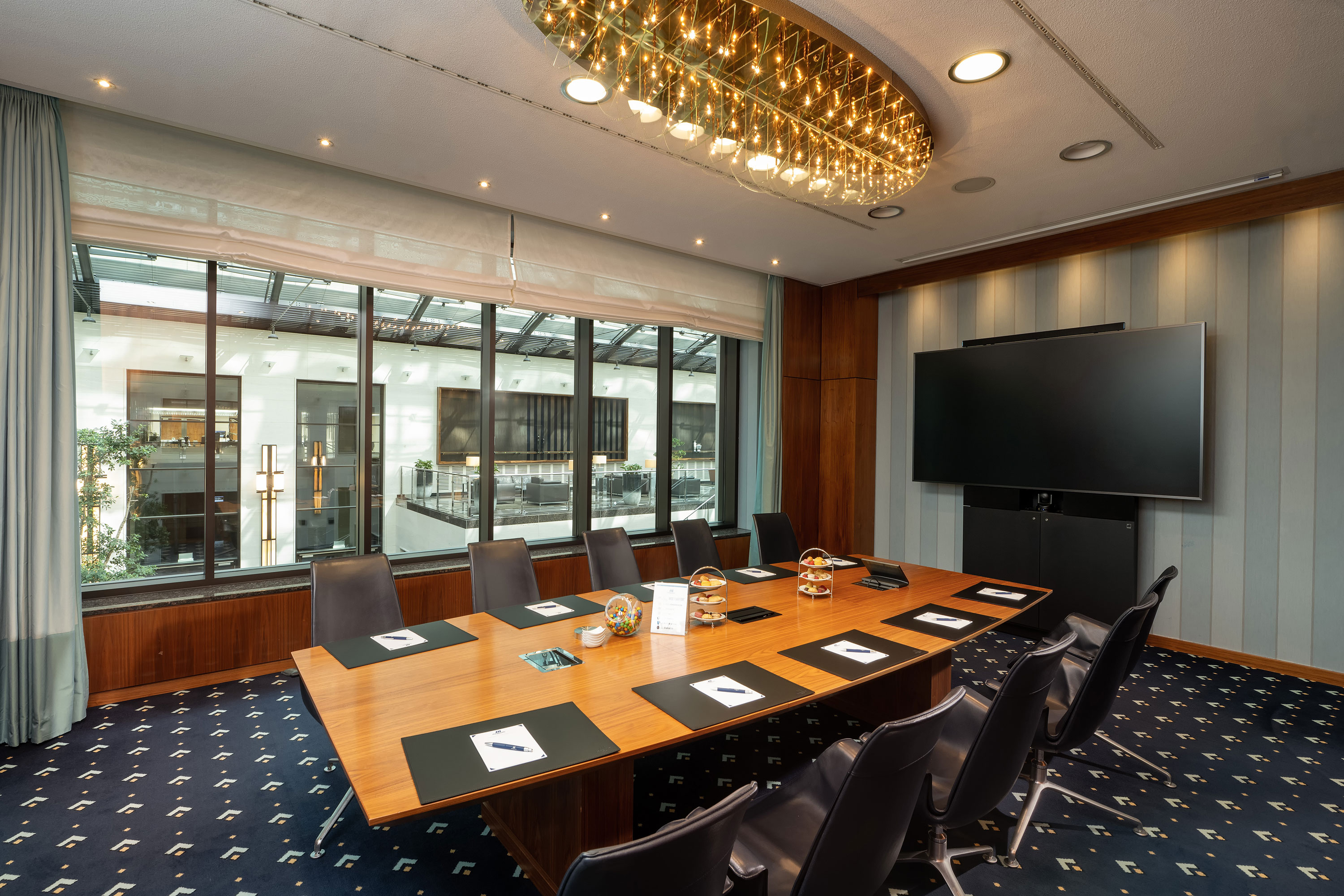 Boardroom Luxor Moderner Tagungsraum im Maritim Hotel Düsseldorf mit großem Tisch und Bildschirm
