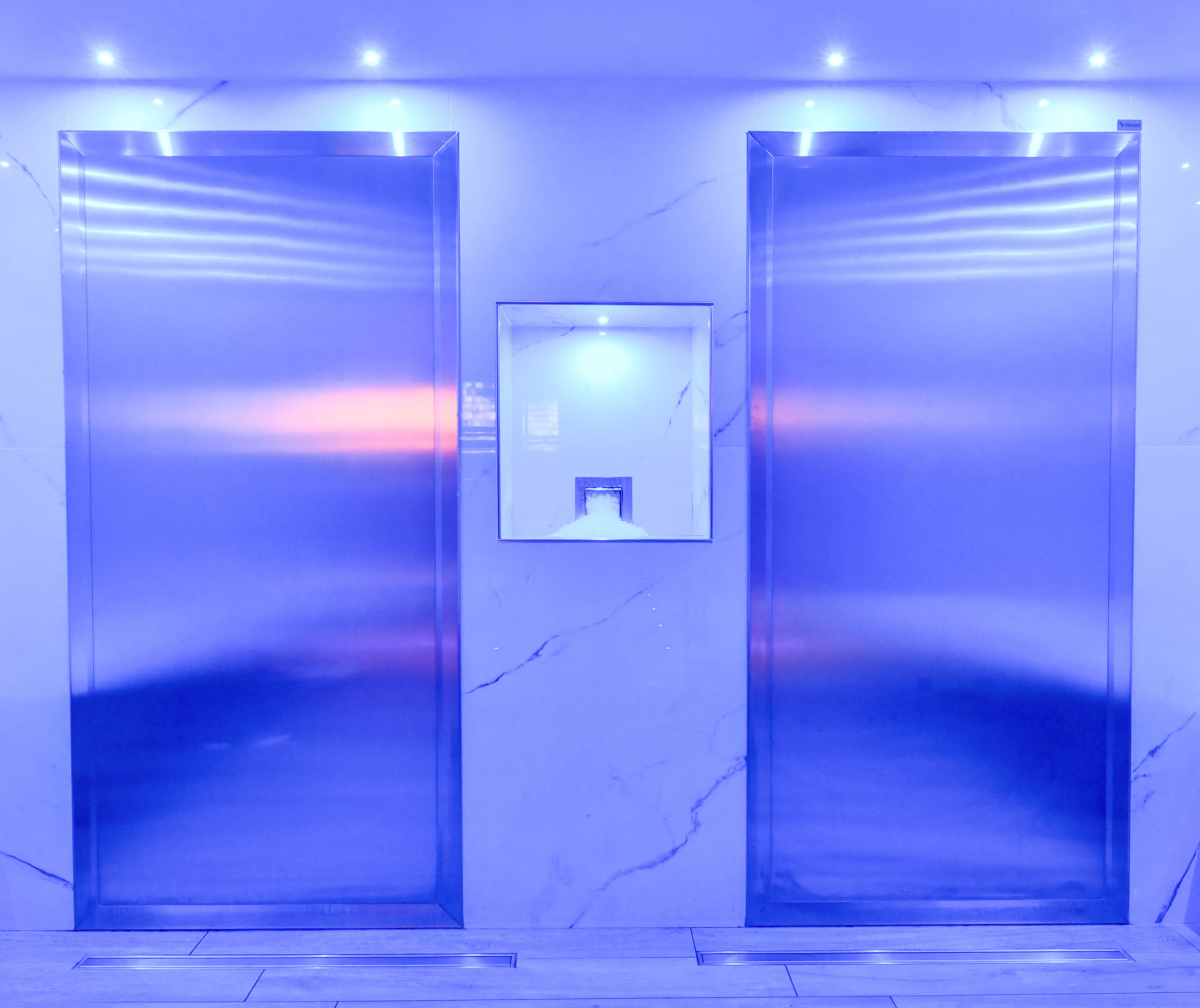 Eisbrunnen zur Abkühlung nach der Sauna im Wellnessbereich des Maritim Resort Calabria