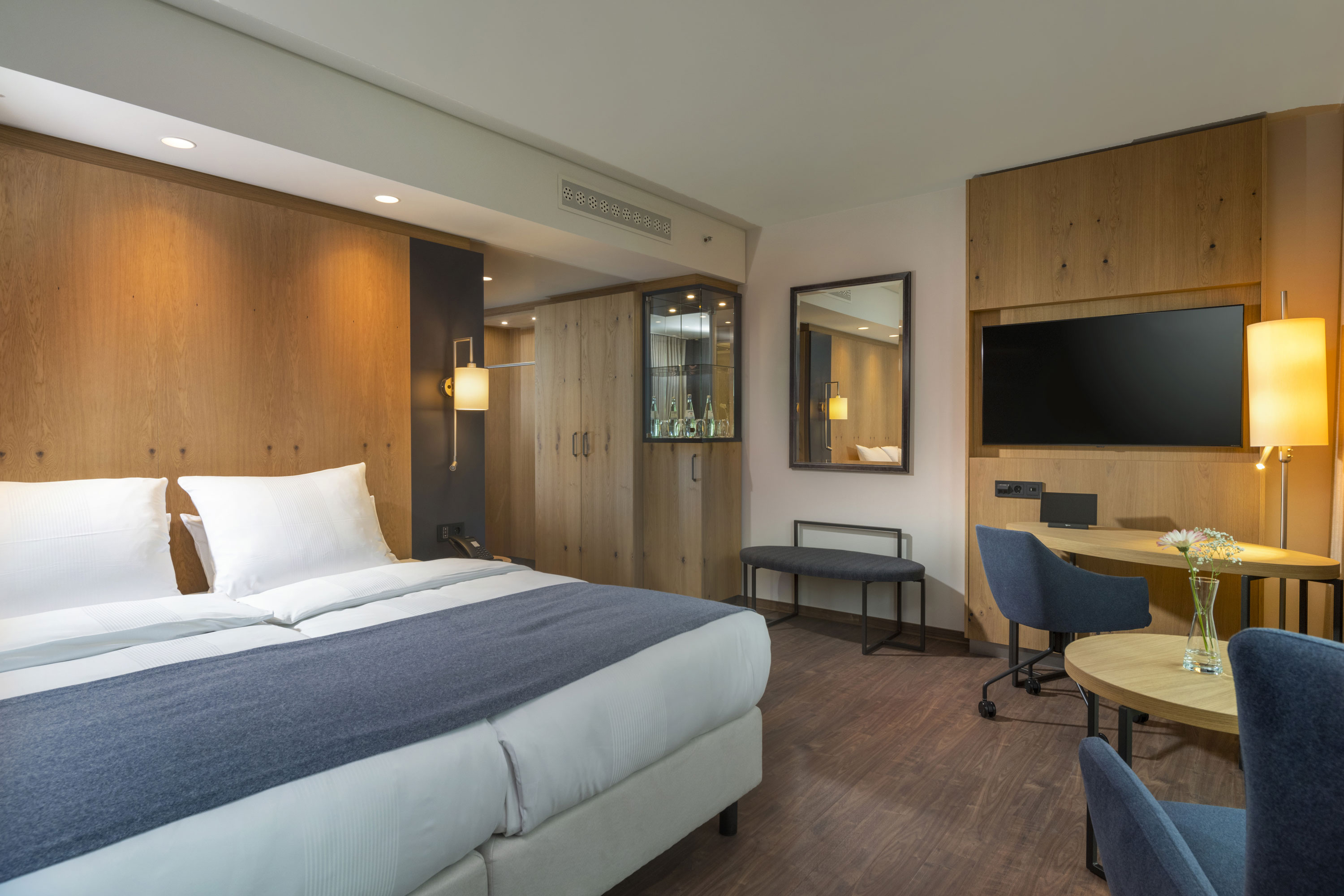 Modernes Doppelzimmer im Maritim Hotel Ingolstadt mit stilvoller Einrichtung und Schreibtisch.