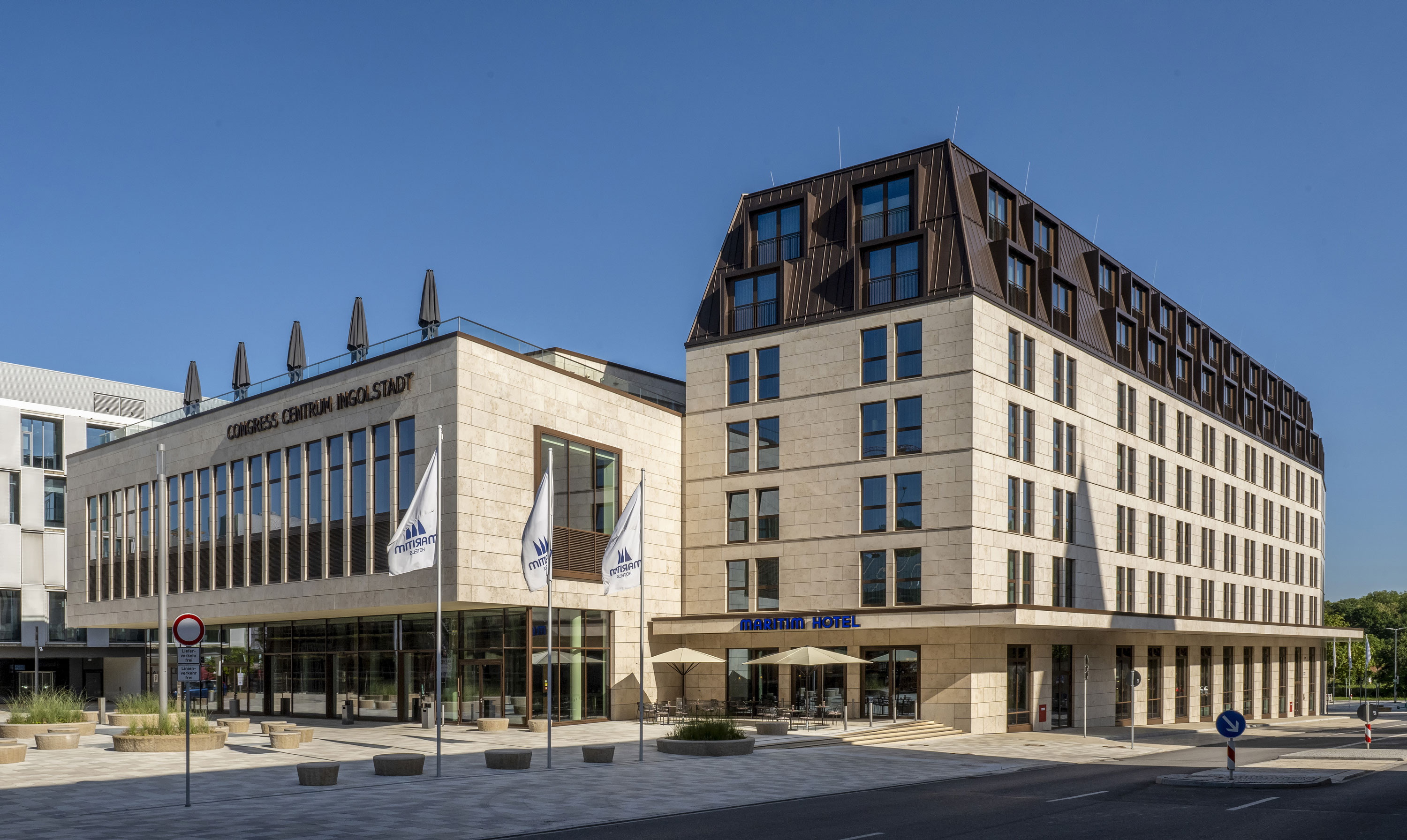 Moderne Fassade des Maritim Hotel Ingolstadt neben dem Congress Centrum bei sonnigem Wetter.