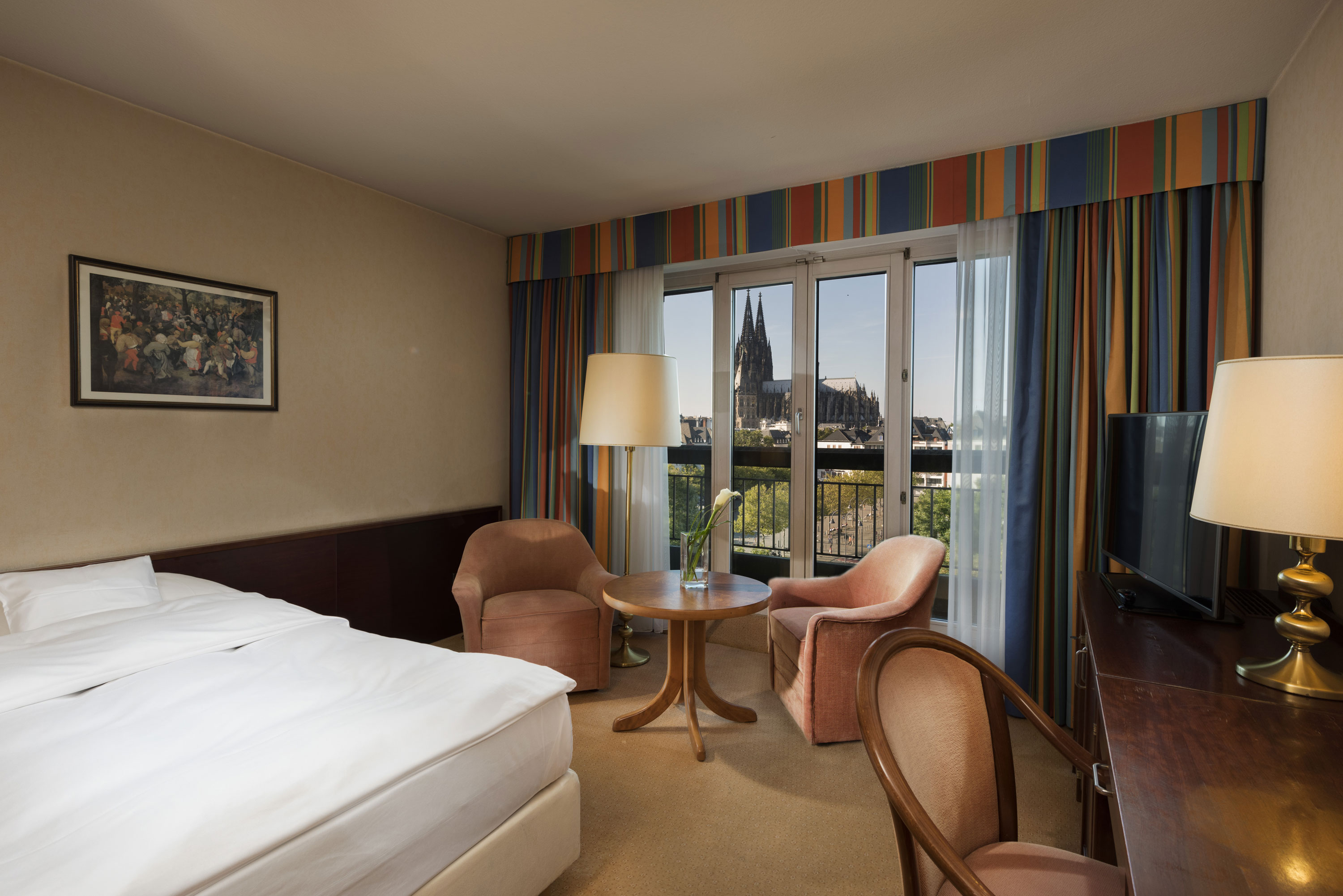 Superior Zimmer Superior-Zimmer im Maritim Hotel Köln mit Sitzbereich, komfortablem Bett und Blick auf den Kölner Dom.