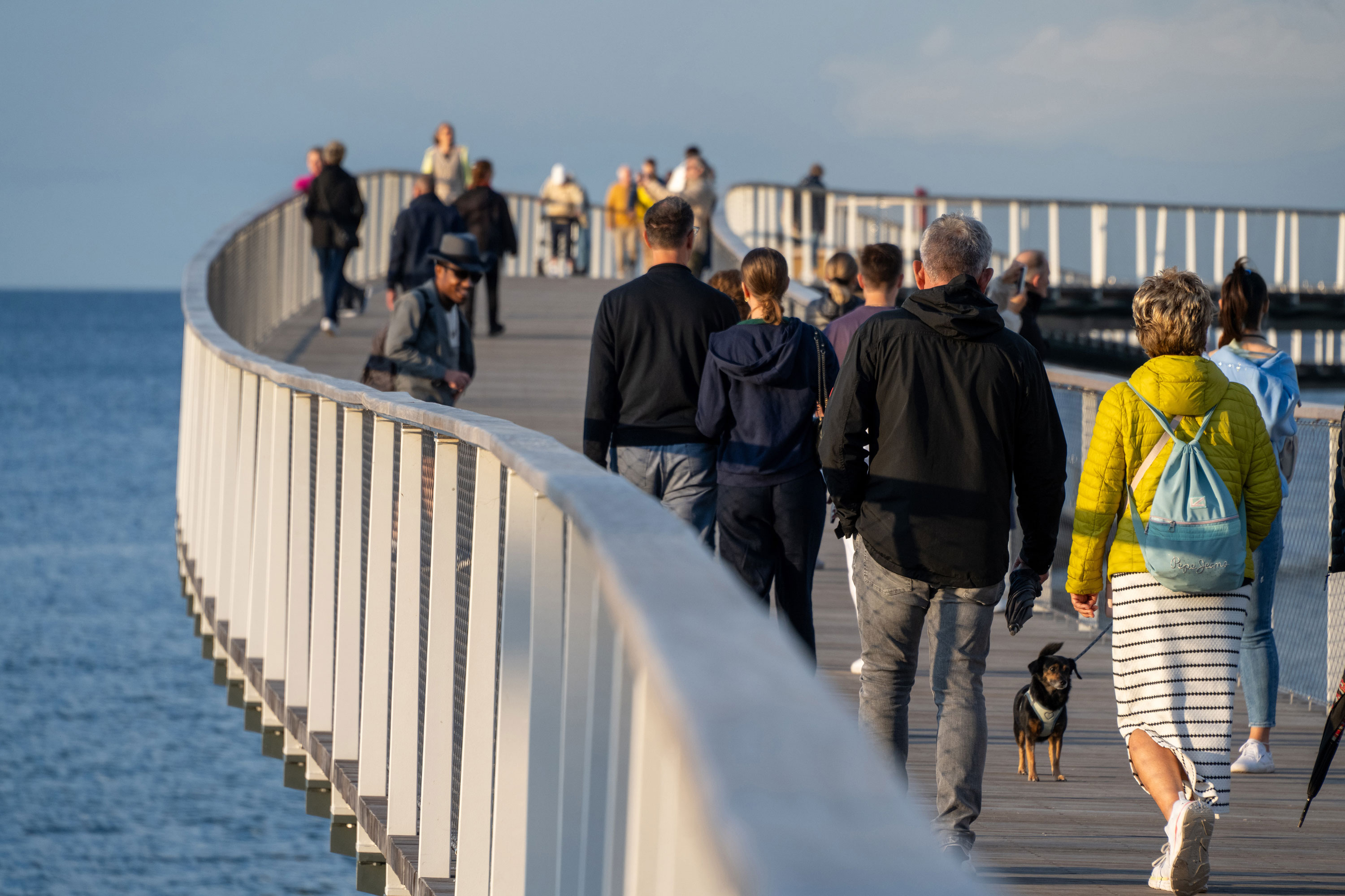 Spaziergang auf der Seebrücke Gäste spazieren über die Seebrücke Timmendorfer Strand mit Blick auf Strand und Ostsee